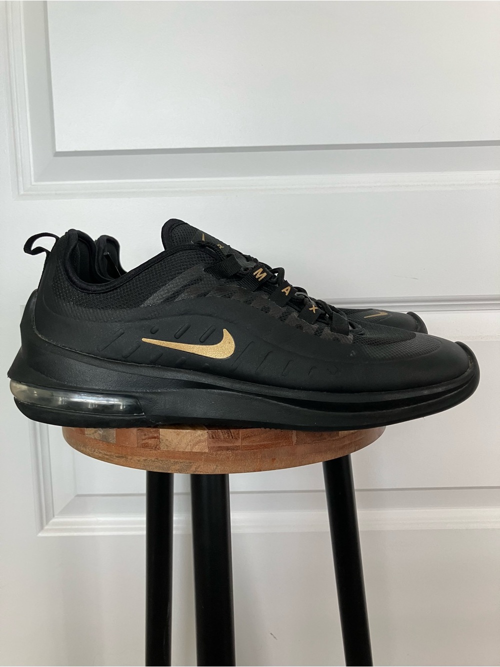 Nike Air Max Axis Women’s Sneakers size 10 Black Gold 2026-710
